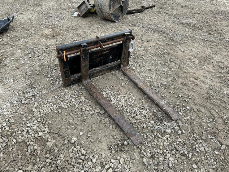 toro-31”-mini-skid-steer-pallet-forks-image-4