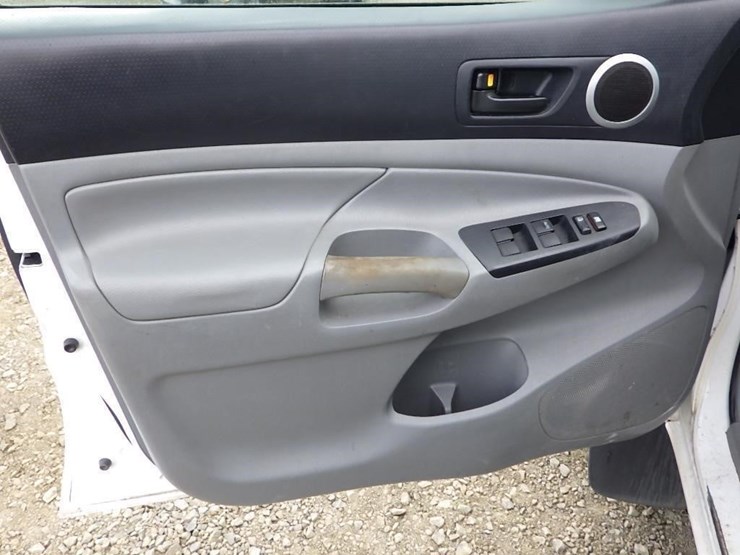 2013-toyota-tacoma-image-21