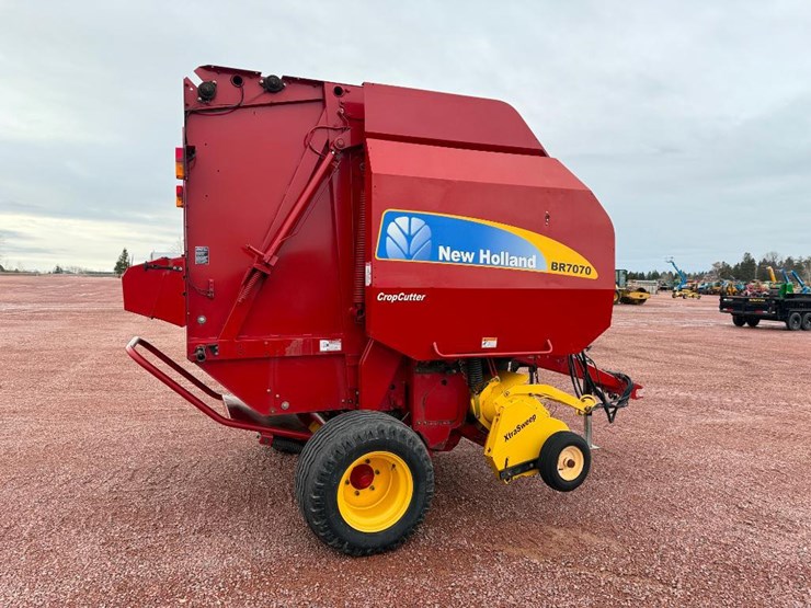 new-holland-br7070-image-4
