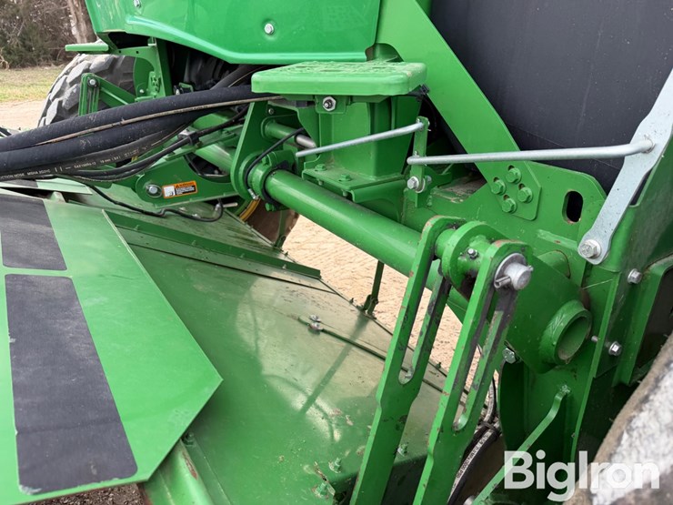 2021-john-deere-w235-image-11