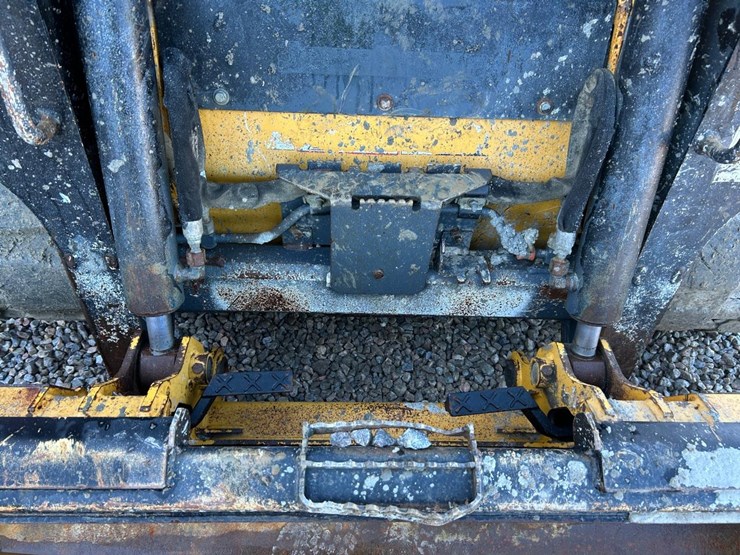 2020-deere-317g-image-10