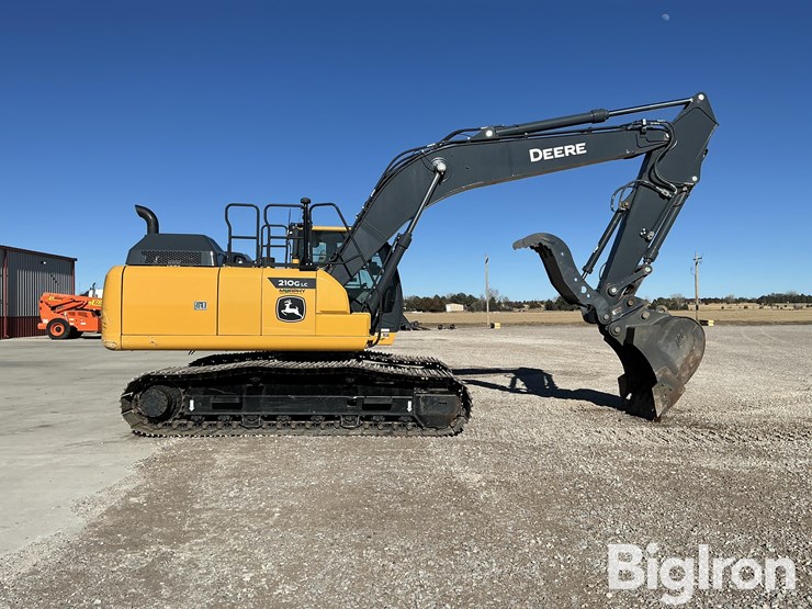 2021-john-deere-210-image-4