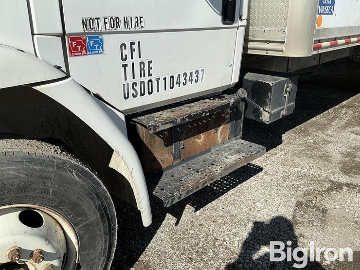 2002-freightliner-fl70-image-17