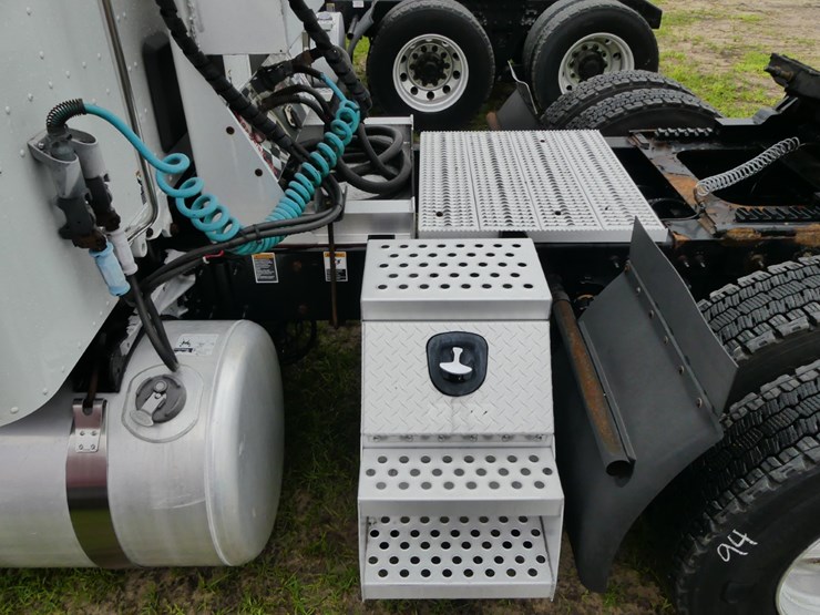 2018-peterbilt-579-image-9