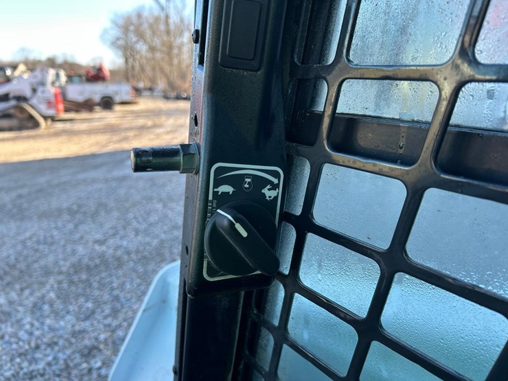 2022-bobcat-s590-image-21