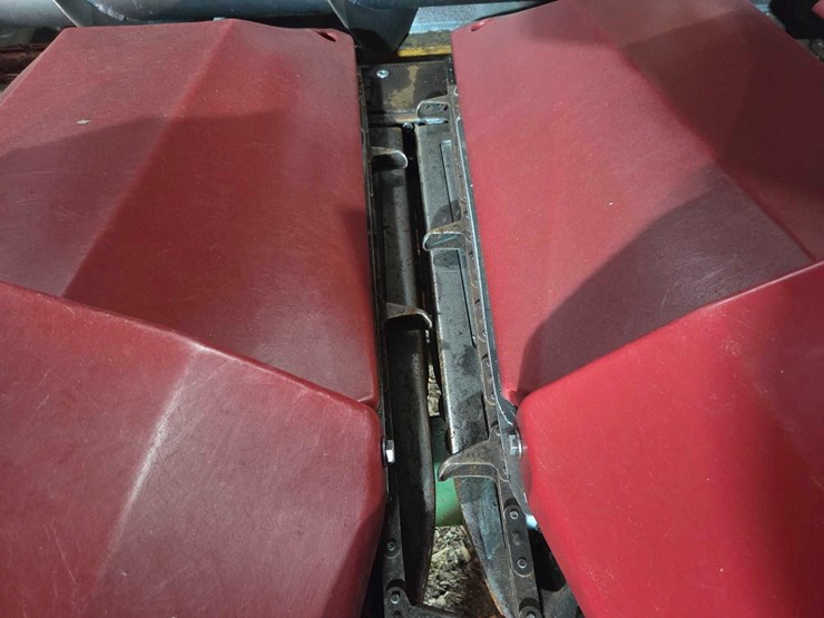 2008-drago-6-row-30"-corn-head-image-6