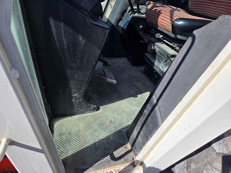 case-2290-tractor-image-12