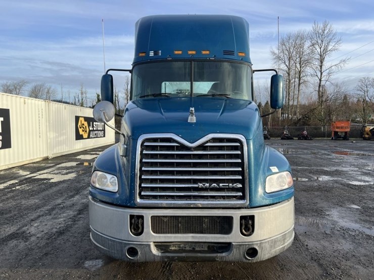 2015-mack-cxu613-tri-axle-truck-tractor-image-8