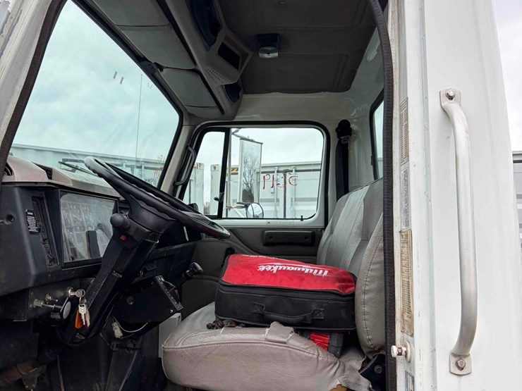 2001-international-4700-image-10