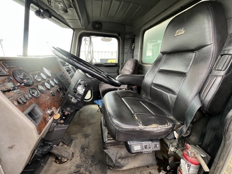 1998-peterbilt-330-image-23