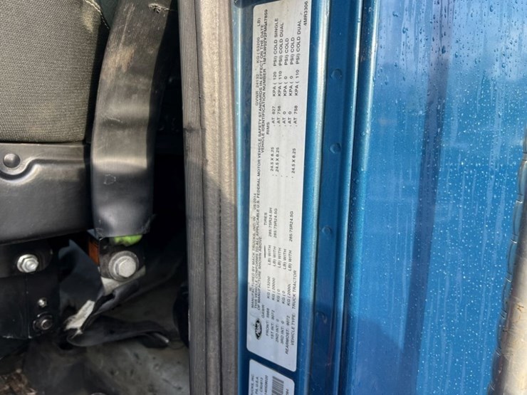 2015-mack-cxu613-tri-axle-truck-tractor-image-10