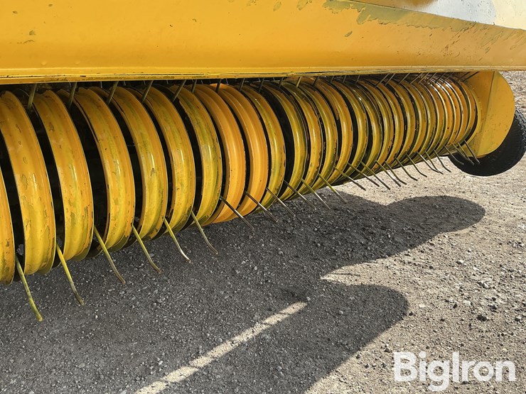 2013-new-holland-330-image-17