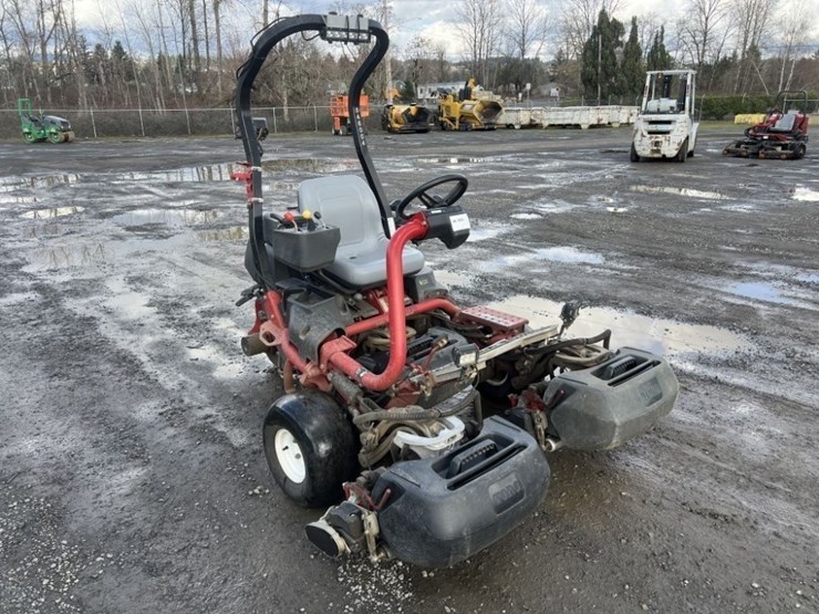 2014-toro-greensmaster-3320-triflex-traction-unit-image-2
