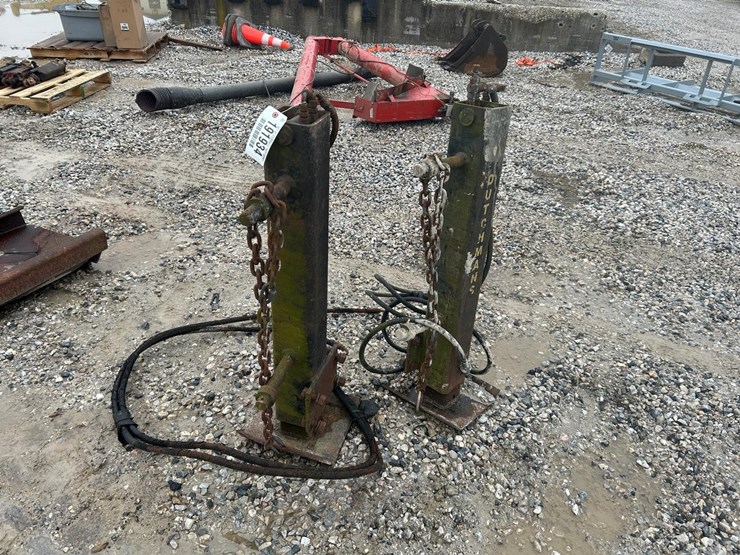 set-of-hydraulic-outriggers-image-1