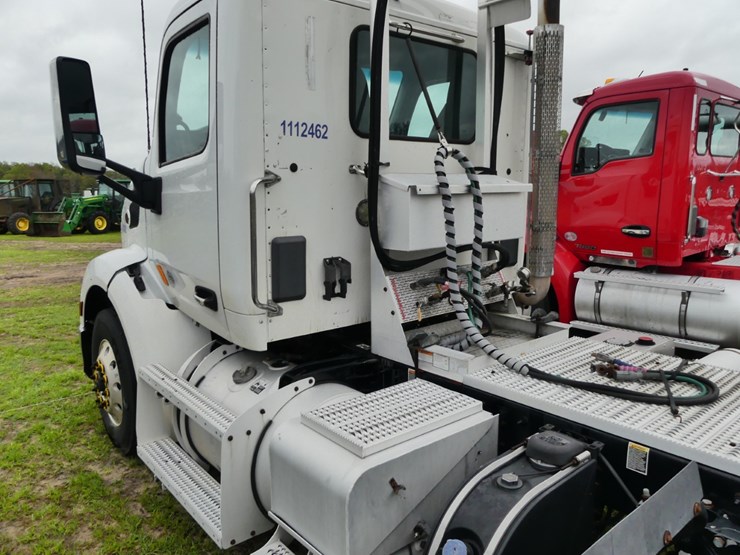 2017-peterbilt-579-image-8