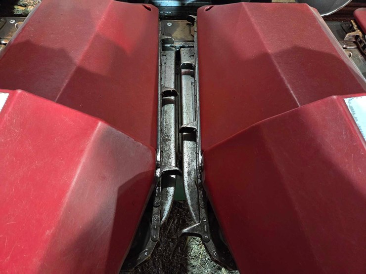 2008-drago-6-row-30"-corn-head-image-15