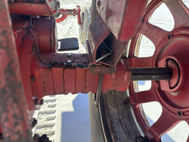 farmall-656-gas-tractor-image-11