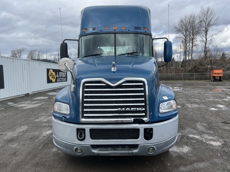 2017-mack-cxu613-tri-axle-truck-tractor-image-8