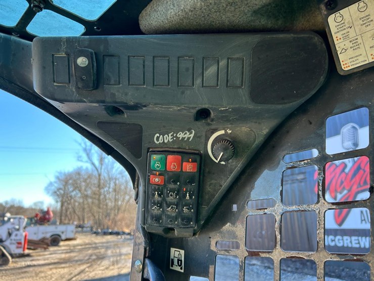 2020-deere-317g-image-21