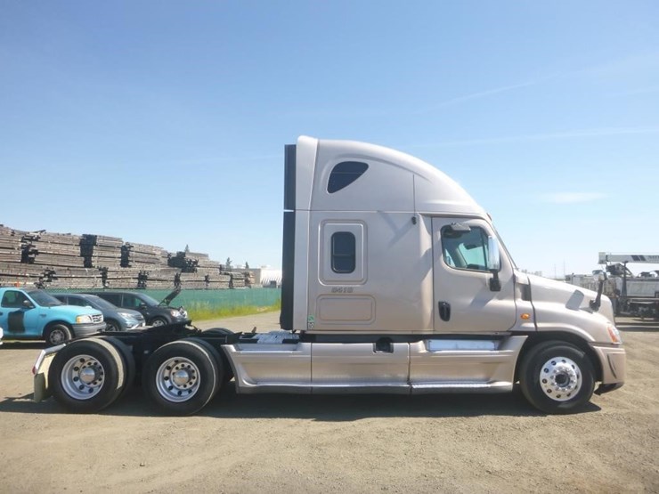 2012-freightliner-cascadia-125-image-7