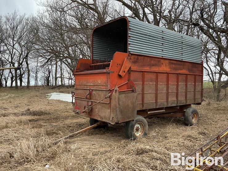 new-holland-83788-forage-wagon-image-1