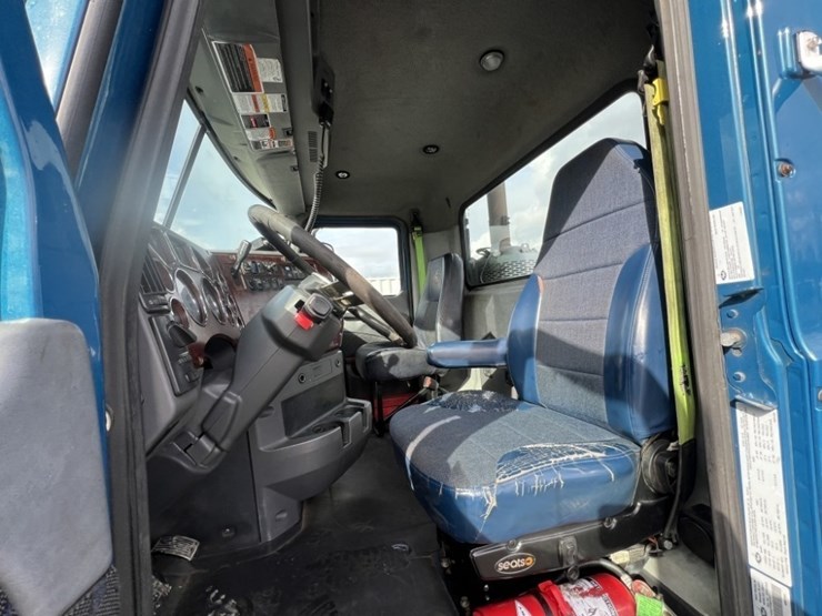 2015-mack-cxu613-tri-axle-truck-tractor-image-28