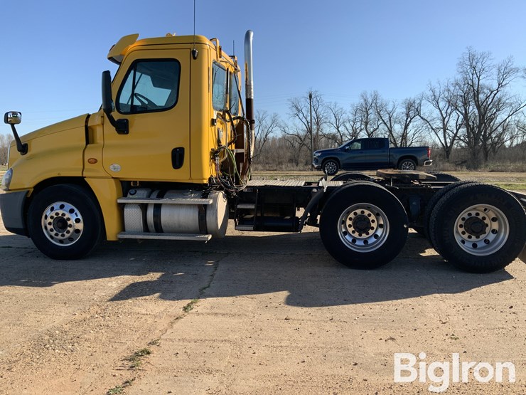 2016-freightliner-cascadia-125-image-8