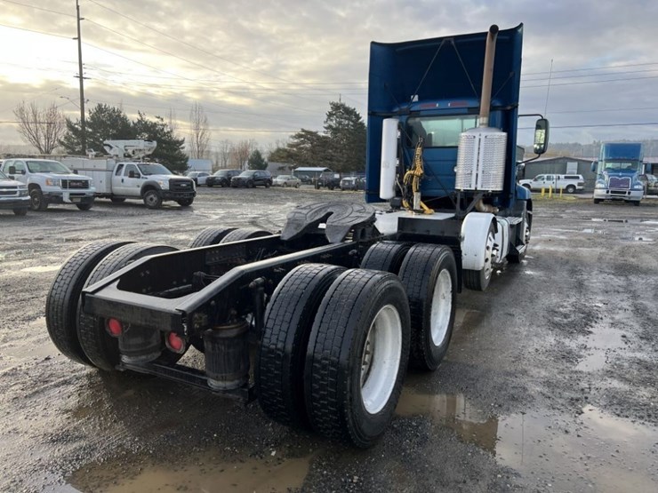 2015-mack-cxu613-tri-axle-truck-tractor-image-4