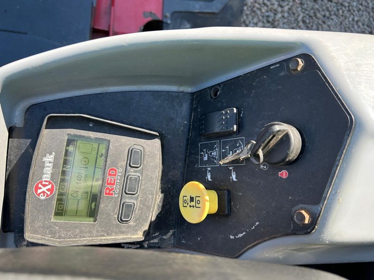 exmark-lazer-z-rear-discharge-deck-zero-turn-mower-image-15