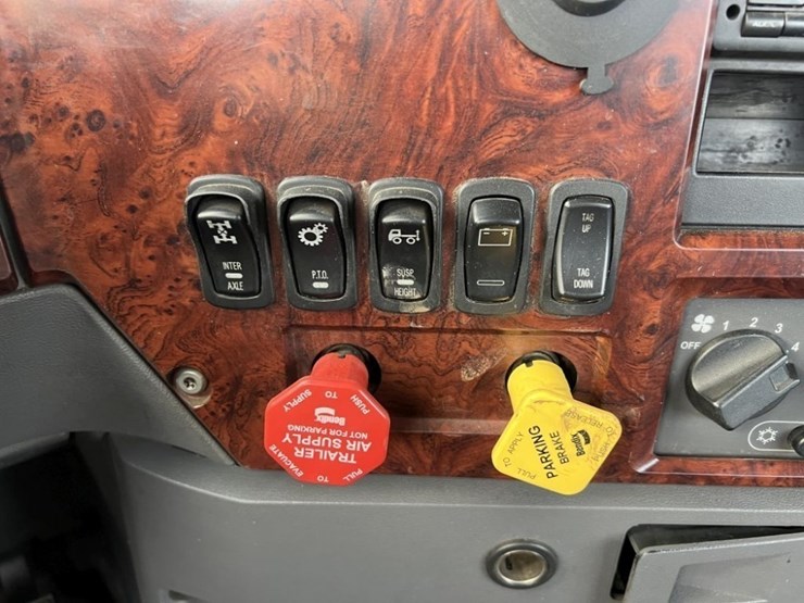 2015-mack-cxu613-tri-axle-truck-tractor-image-37