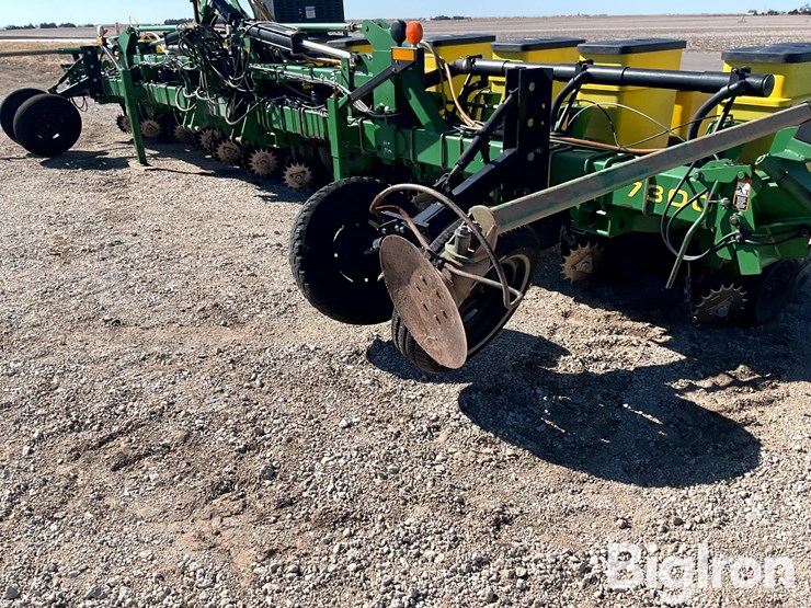 john-deere-7300-image-8