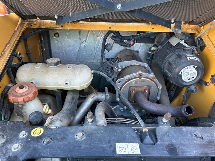 2018-deere-317g-image-16