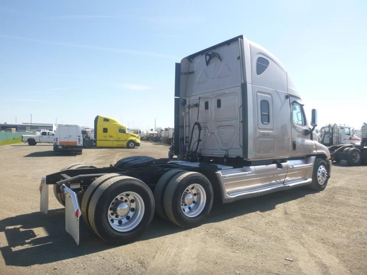 2012-freightliner-cascadia-125-image-3