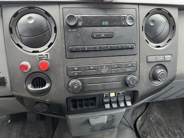 2011-ford-f550-image-38