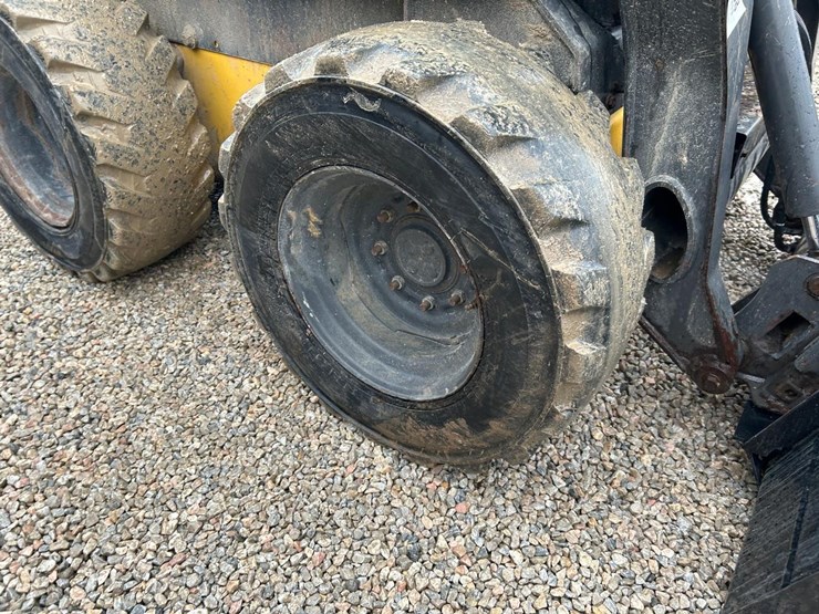 2023-new-holland-l318-image-12