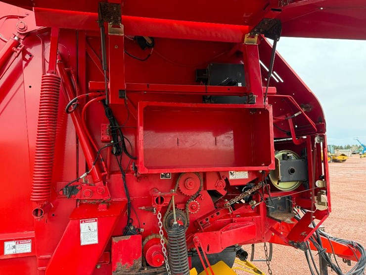 new-holland-br7070-image-24