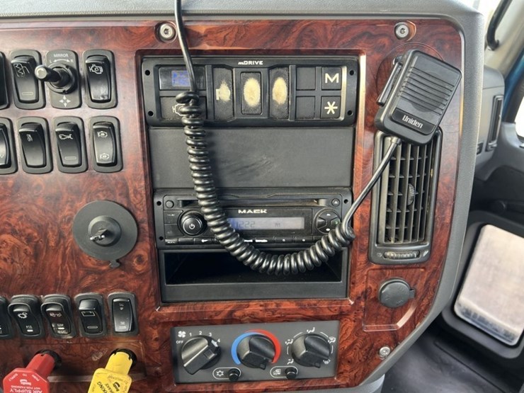 2015-mack-cxu613-tri-axle-truck-tractor-image-38