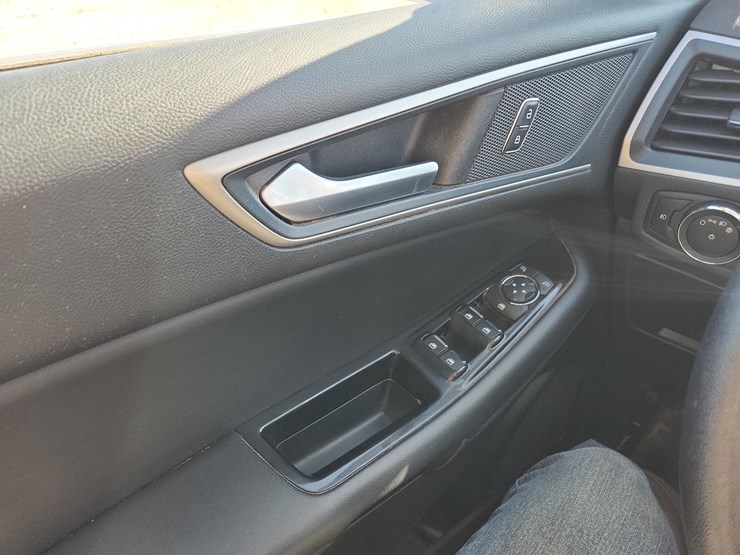 2019-ford-edge-sel-image-21