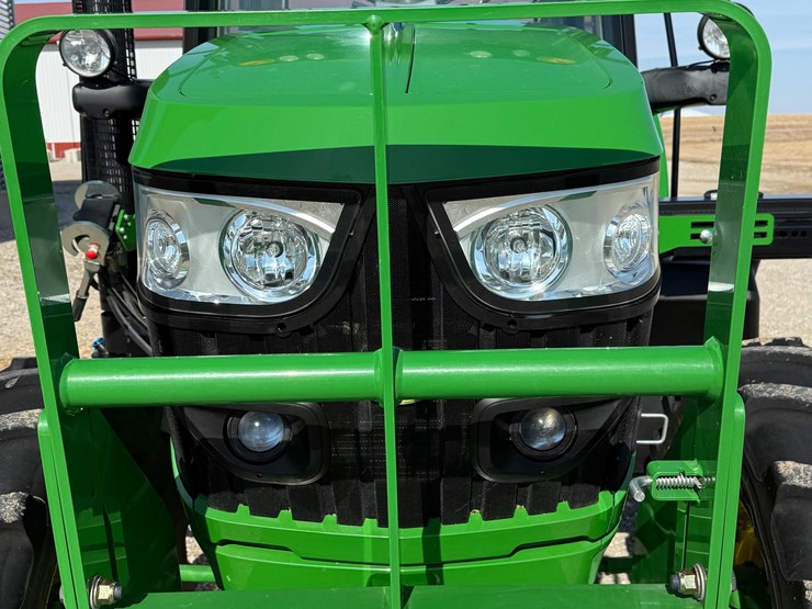 2015-john-deere-6125m-image-9