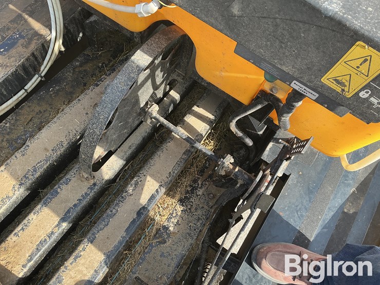 2013-new-holland-330-image-15