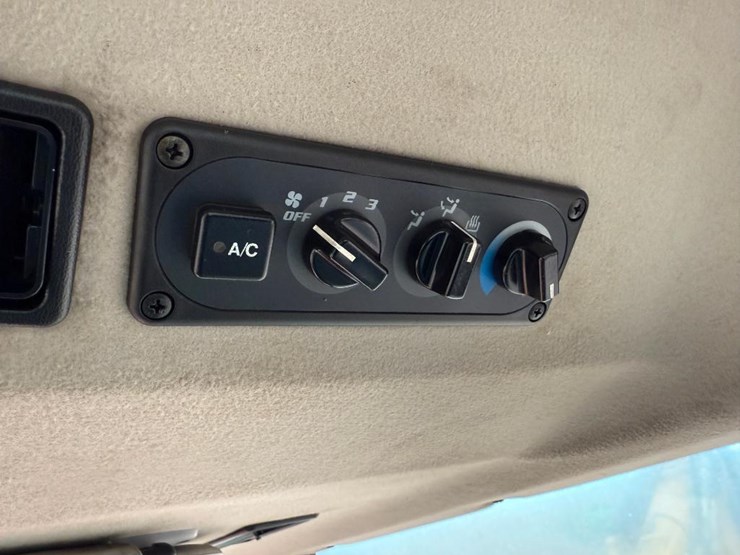 2005-kubota-la1301s-image-61