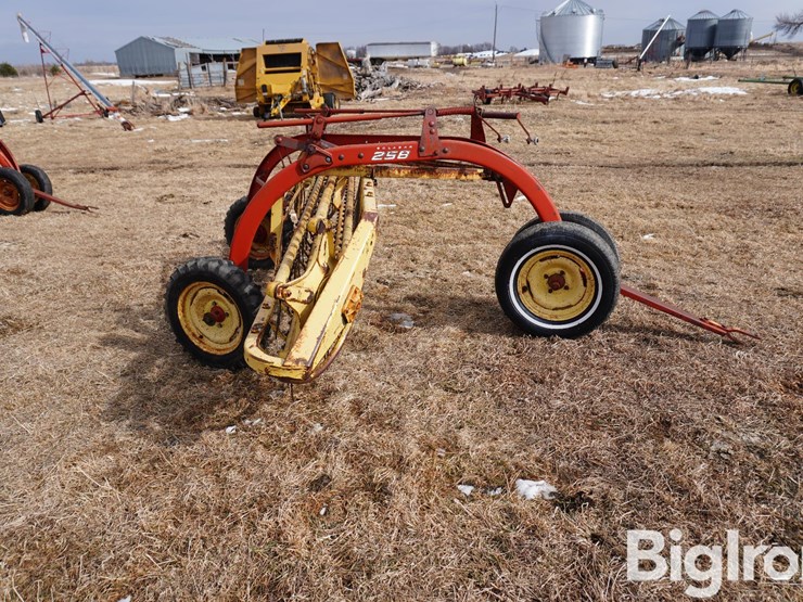 new-holland-258-image-4