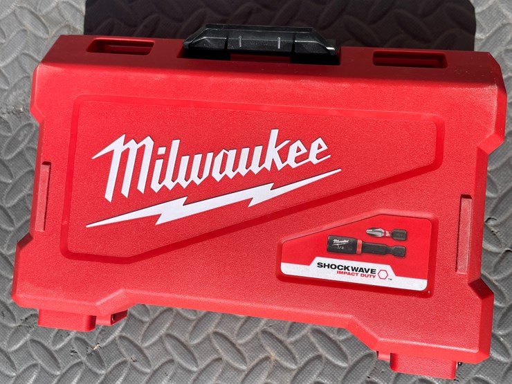 #1486-•-(2)-milwaukee-drill-driver-sets-(offsite-in-el-paso)-image-8