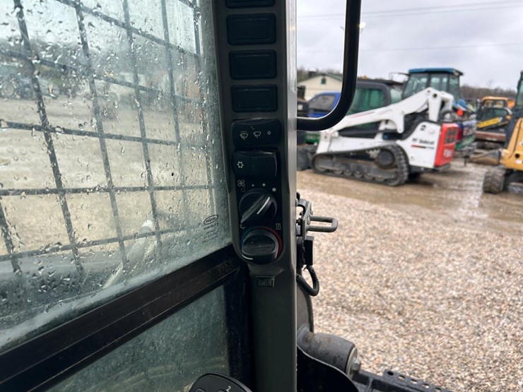 2023-new-holland-l318-image-24