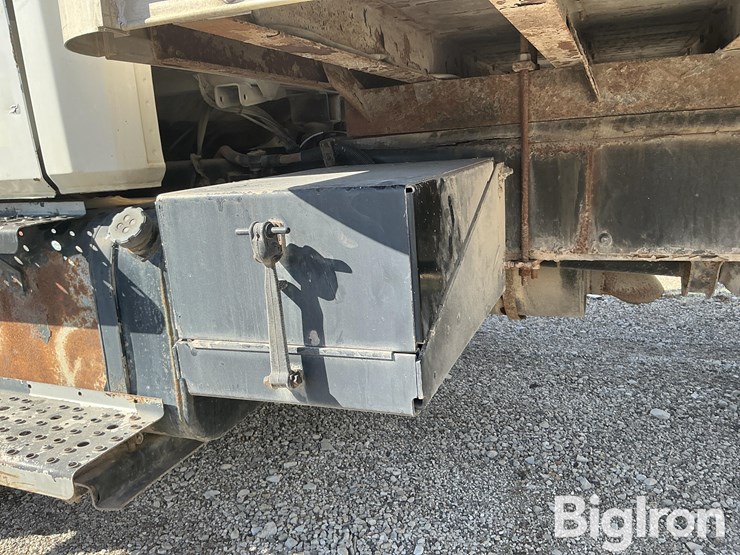 2002-freightliner-fl70-image-19