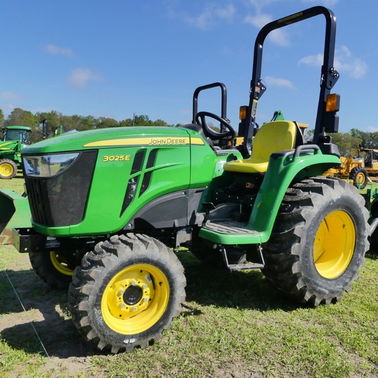 JOHN DEERE 3025E
