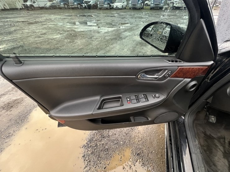 2011-chevrolet-impala-sedan-image-23