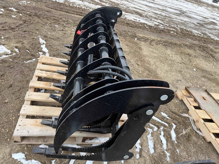 2025-curved-log-grabber-image-4