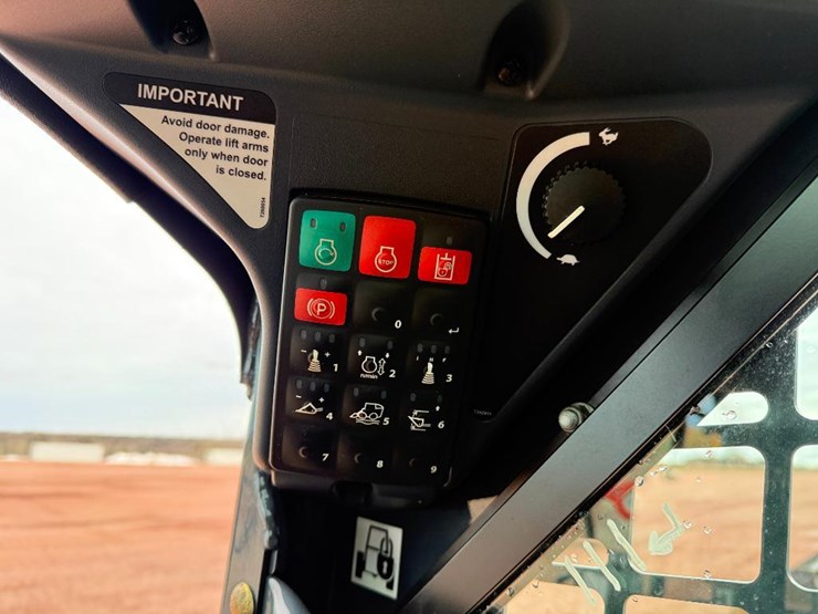 2020-deere-317g-image-42