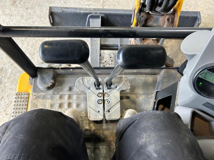 2022-jcb-35z-mini-excavator-image-20